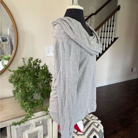 Grey long sleeve Lilly Pulitzer size small no tag - Picture 2 of 3